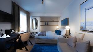 a hotel room with a bed and a desk at Delphi Hotel & Restaurant in Neu Wulmstorf