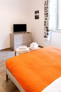 - une chambre avec 2 lits et une télévision à écran plat dans l'établissement Sannio Deluxe Apartment - San Giovanni, à Rome