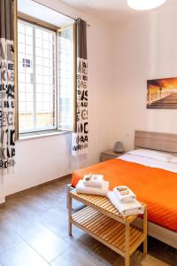 - une chambre avec un lit et une fenêtre dans l'établissement Sannio Deluxe Apartment - San Giovanni, à Rome