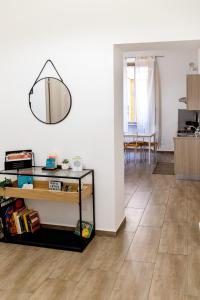 - un salon avec un miroir accroché au mur dans l'établissement Sannio Deluxe Apartment - San Giovanni, à Rome