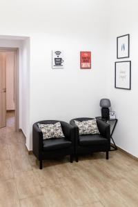 - un salon avec un canapé et une chaise dans l'établissement Sannio Deluxe Apartment - San Giovanni, à Rome