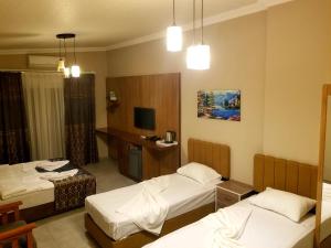 TV a/nebo společenská místnost v ubytování Arya Apart Kundu Hotel