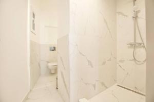 Bathroom sa Premium Apartment by Hi5 - Ferenciek tere - 3 BDR