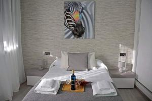 1 dormitorio con 1 cama con una pintura de cebra en Alojamientos Lola, Suite con jacuzzi, en Benalup-Casas Viejas