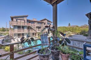 Afbeelding uit fotogalerij van NSB Townhome with Pool and Private Beach Access! in New Smyrna Beach