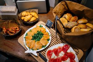 Pension Mai-Scholle في بوركوم: طاولة مع مجموعة من الأنواع المختلفة من الطعام