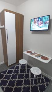 Μια τηλεόραση ή/και κέντρο ψυχαγωγίας στο Hello Home House - com saída na praia