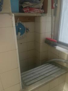 een betegelde douche met een bank in de badkamer bij Apartamento de Copacabana ( Posto 5 ) in Rio de Janeiro