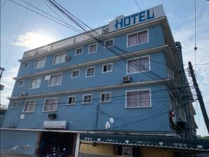 ein blaues Gebäude mit einem Hotelschild drauf in der Unterkunft Hotel Papagayo Veracruz in Veracruz