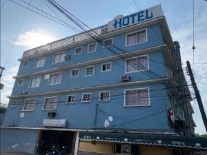 un edificio azul con un cartel de hotel en Hotel Papagayo Veracruz, en Veracruz