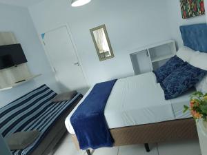 1 dormitorio con 1 cama grande y espejo en Hotel e Pousada Magic, en Penha