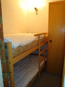 ein kleines Zimmer mit 2 Etagenbetten. in der Unterkunft Apartment Grand Vallon in Grimentz