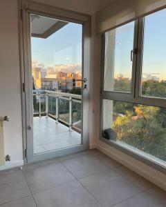 una stanza vuota con due finestre e un balcone di Administración MAIPU 3B FI DEPTO PREMIUM a Tandil Altre 7 foto