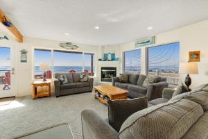 sala de estar con sofá, sillas y chimenea en Ace's Beach House, en Rockaway Beach