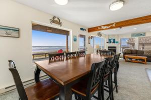 comedor con mesa y sillas en Ace's Beach House, en Rockaway Beach