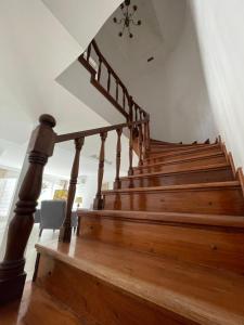 メンドーサにあるArístides Lodgeの木製の階段を持つ家の階段
