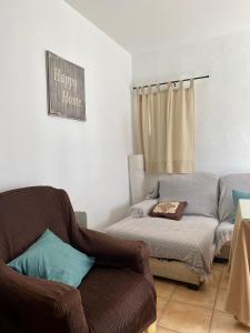 sala de estar con sofá y cama en APARTAMENTO ARACENA RURAL, en Aracena