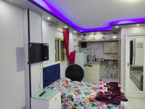 - une chambre avec un lit et un plafond violet dans l'établissement استديو تشطيب فندقي بالحي الاول, à Ville du 6 Octobre