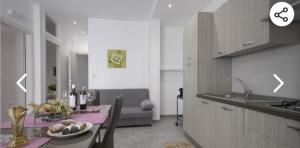 A kitchen or kitchenette at Appartamento solare Még 15 kép