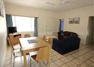 uma sala de estar com uma mesa e um sofá em Kangaroo Island Coastal Villas em American River