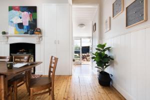 una sala da pranzo con tavolo e camino di Albert Cottage - charming miner's cottage in town a Daylesford
