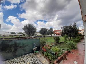 Elle offre une vue sur le jardin depuis sa fenêtre. dans l'établissement Mary's House, à Cantanhede