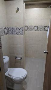 łazienka z toaletą i prysznicem w obiekcie Los Lagos w mieście Sutamarchán