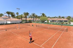 Tenis alebo squash v ubytovaní Bungalow Sun Club EM259A by VillaGranCanaria alebo jeho okolí