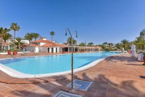 Bazén v ubytovaní Bungalow Sun Club EM259A by VillaGranCanaria alebo v jeho blízkosti