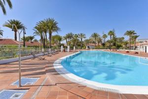 Bazén v ubytovaní Bungalow Sun Club EM259A by VillaGranCanaria alebo v jeho blízkosti
