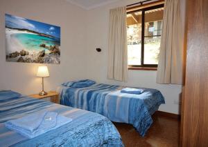 เตียงในห้องที่ Kangaroo Island Coastal Villas