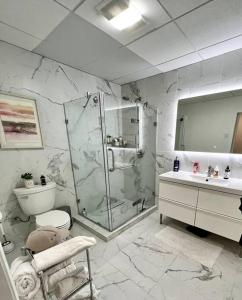 La salle de bains est pourvue d'une douche, de toilettes et d'un lavabo. dans l'établissement Luxury and cozy 1 Bed Condo in the heart of Providence, à Providence
