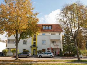 バート・デュルハイムにあるBeautiful apartment in Bad D rrheim with balcony terraceの車が停まった建物