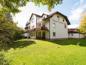 un edificio con un gran patio delante de él en Spa Apartment at ParkBlick, en Bad Dürrheim