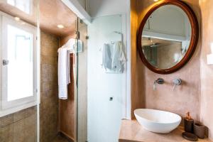 Arcana Santorini Villas, An Authentic Cycladic Experience的一间浴室