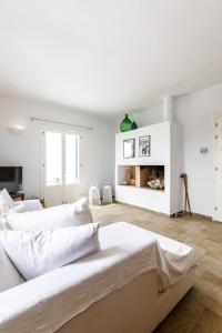 Arcana Santorini Villas, An Authentic Cycladic Experience客房内的一张或多张床位