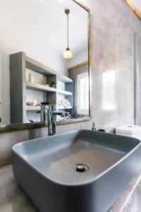 Arcana Santorini Villas, An Authentic Cycladic Experience的一间浴室