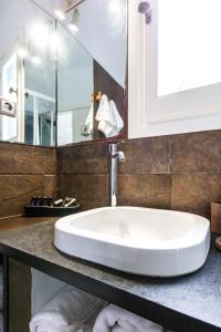 Arcana Santorini Villas, An Authentic Cycladic Experience的一间浴室