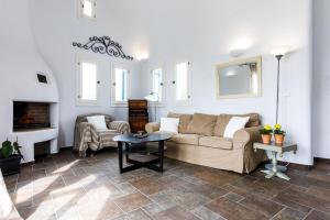 Posezení v ubytování Arcana Santorini Villas, An Authentic Cycladic Experience