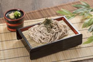 una caja de fideos sentada sobre una mesa en 隠家(ajito) HOTEL555 御殿場2, en Gotemba