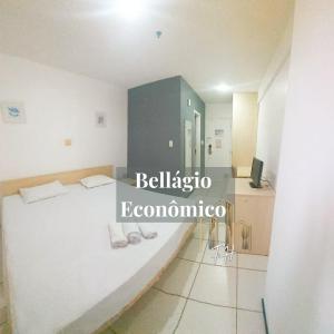 Flat Bellagio - suítes econômicas - Ferreira Hospedagens في ساو لويس: غرفة نوم مع سرير أبيض كبير في غرفة