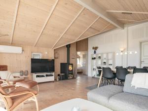 Ålbækにある8 person holiday home in lb kのリビングルーム(ソファ、テレビ付)