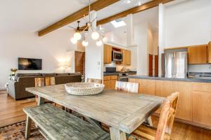 The Wilker House في Eastsound: مطبخ وغرفة طعام مع طاولة وكراسي خشبية