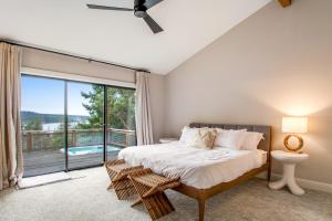 A bed or beds in a room at The Wilker House