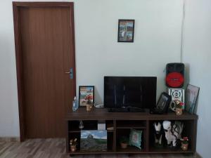 um quarto com uma televisão num armário de madeira em Chácara Vale Por do Sol em Catimbau