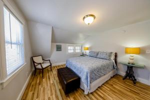 哈蒙茲波特的住宿－Lake Daze，卧室配有床、椅子和窗户。
