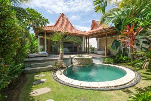 una piscina nel cortile di una villa di Molokai Suites a Uluwatu