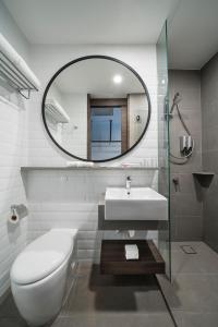 y baño con aseo, lavabo y espejo. en Travelodge Chinatown Kuala Lumpur, en Kuala Lumpur