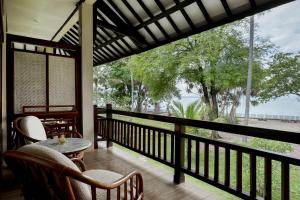 Een balkon of terras bij Merumatta Senggigi Lombok