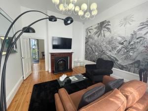 林肯港The Manor Apartments的带沙发和壁炉的客厅